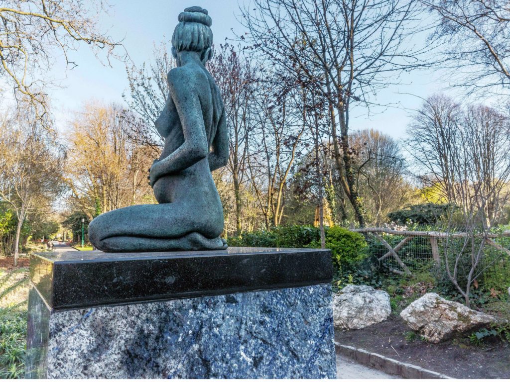 statue of oscar wilde's pregnant wife merrion square in dublin